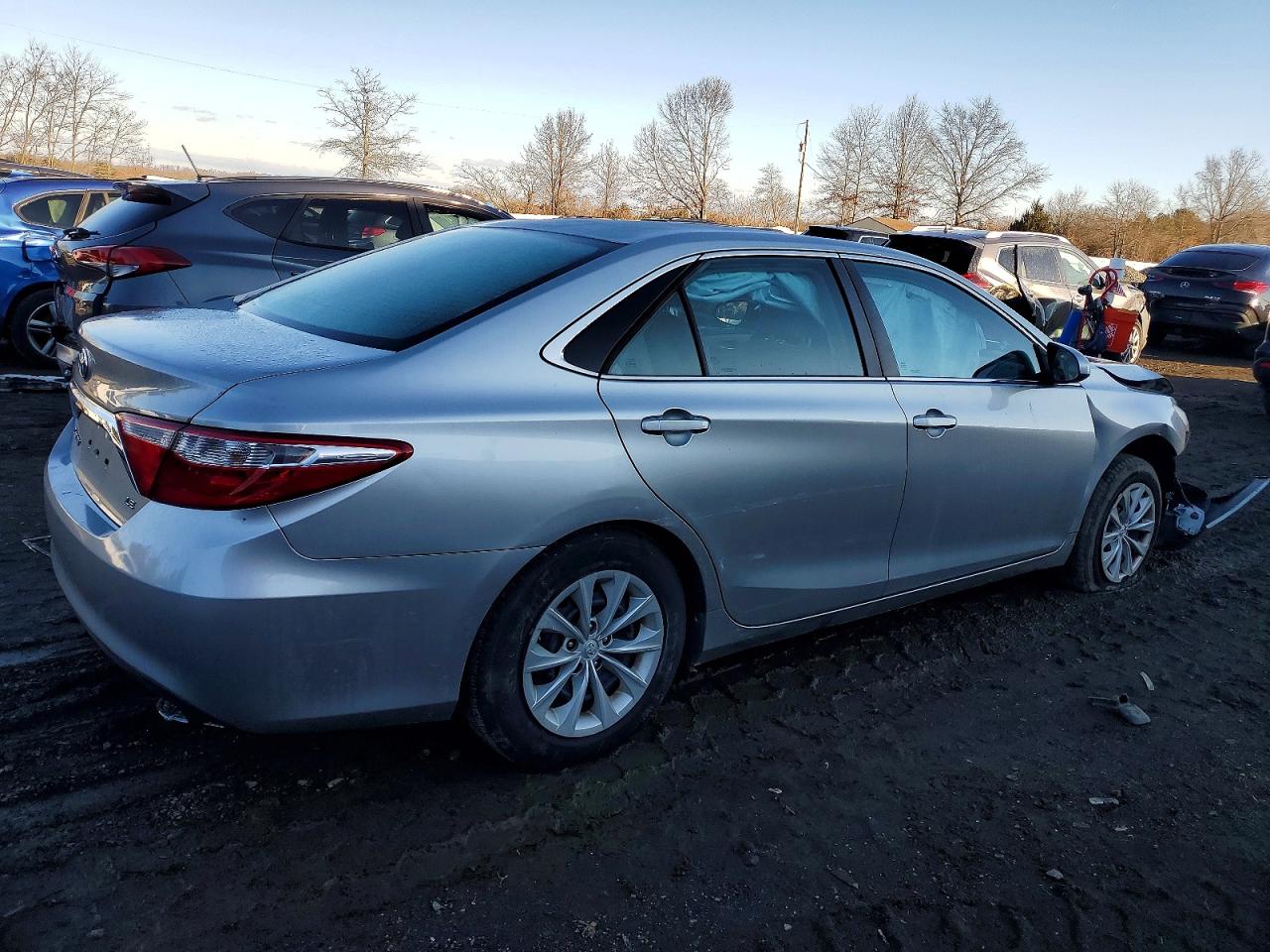 2015 TOYOTA CAMRY LE photo 3