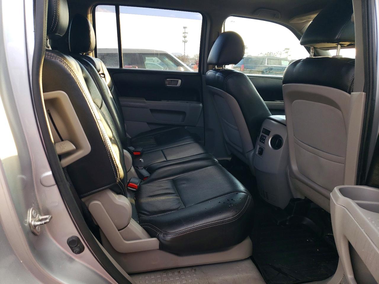 2015 HONDA PILOT LX photo 11