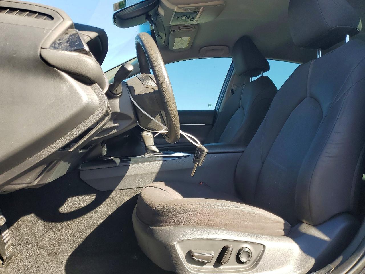 2020 TOYOTA CAMRY LE photo 7