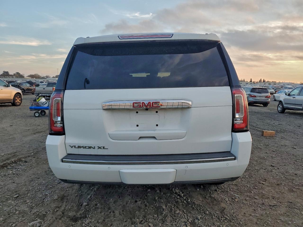 2015 GMC YUKON XL DENALI photo 6