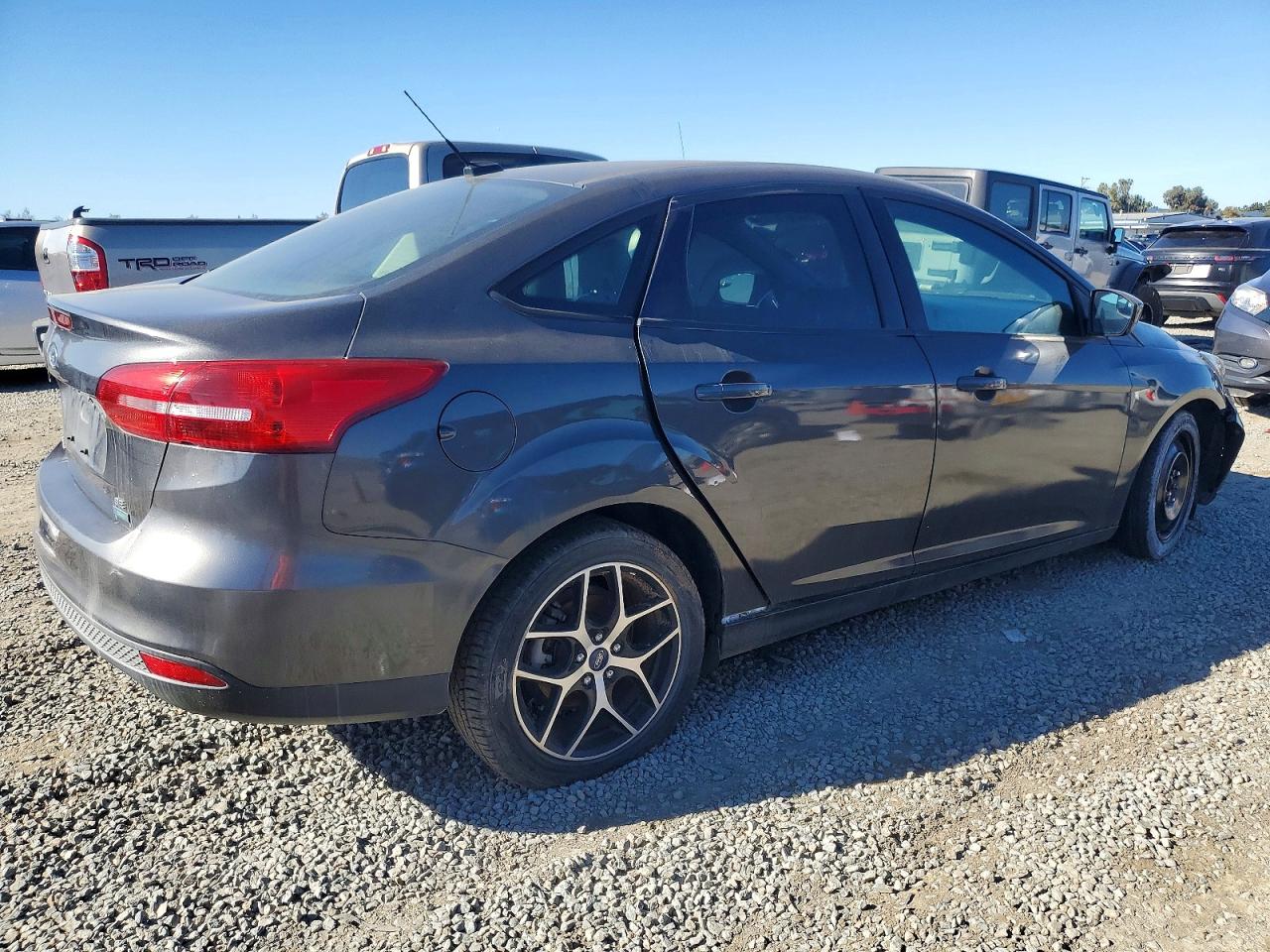2018 FORD FOCUS SE photo 3
