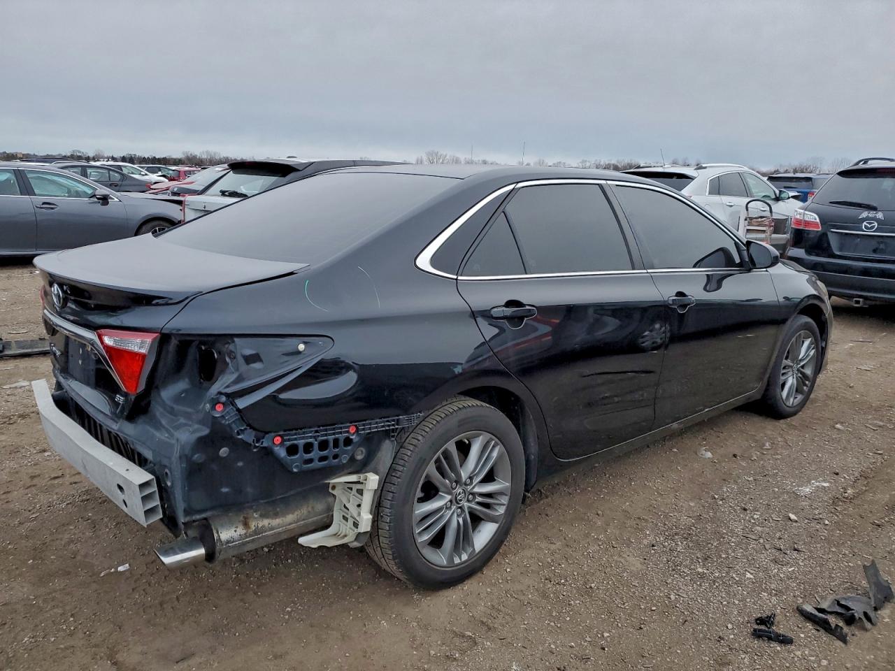 2015 TOYOTA CAMRY LE photo 3