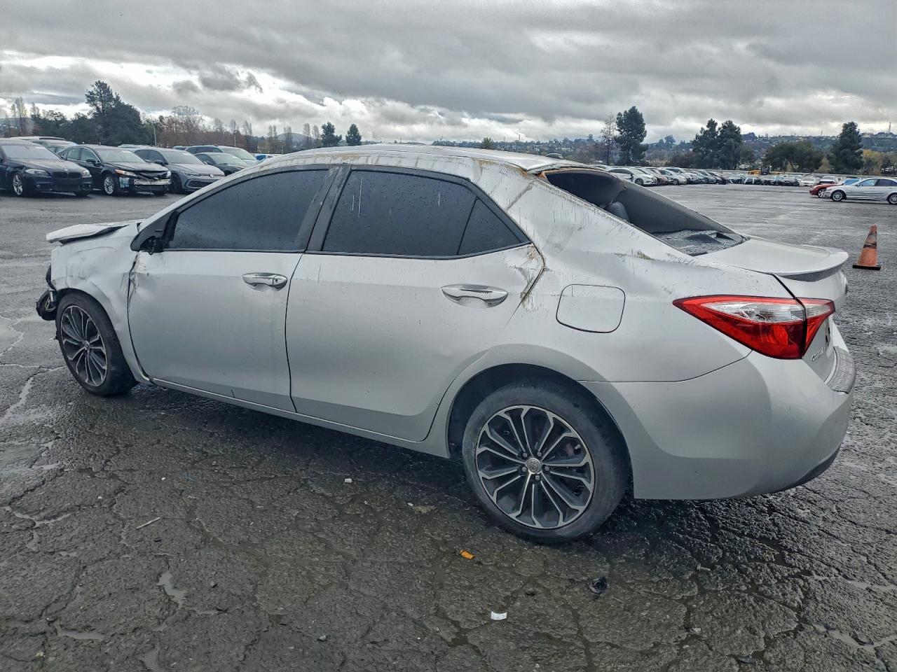 2014 TOYOTA COROLLA L photo 2