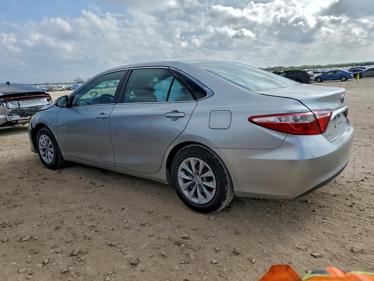 2016 TOYOTA CAMRY LE photo 2