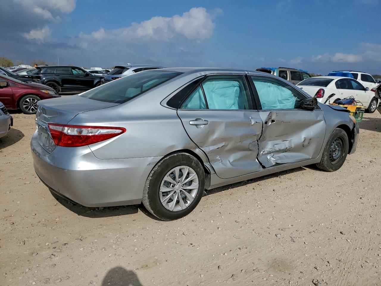 2016 TOYOTA CAMRY LE photo 3