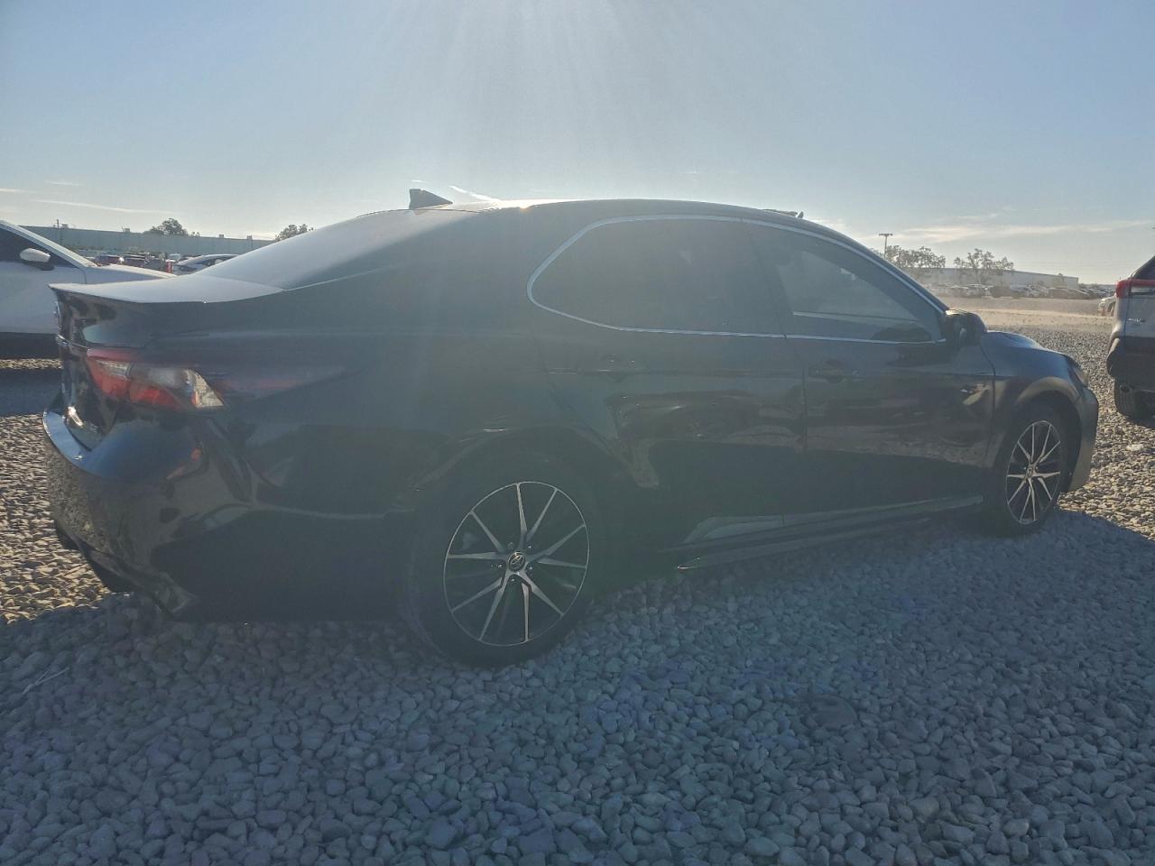 2020 TOYOTA CAMRY SE photo 3