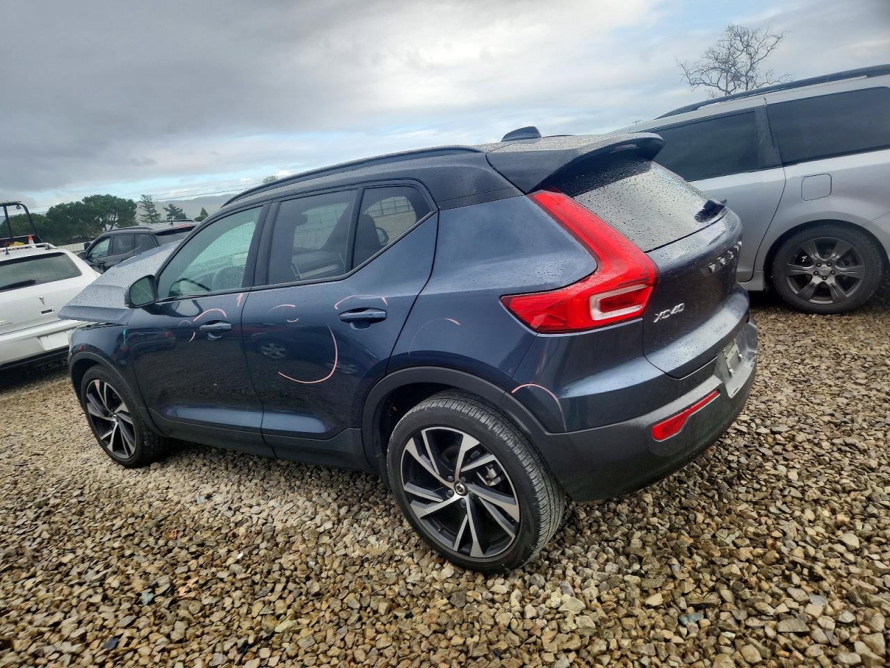 2022 VOLVO XC40 T4 R-DESIGN photo 2