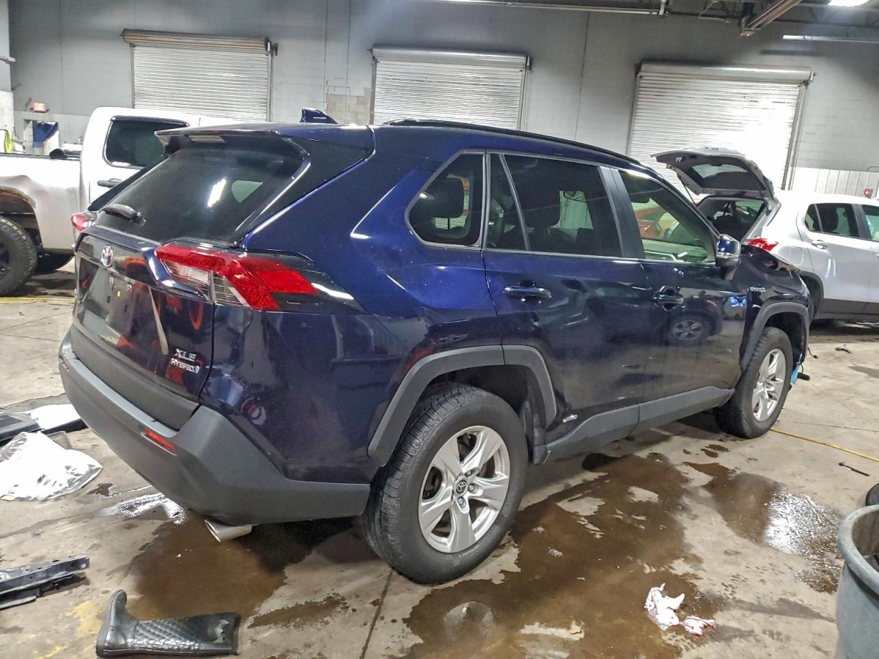 2021 TOYOTA RAV4 XLE photo 3