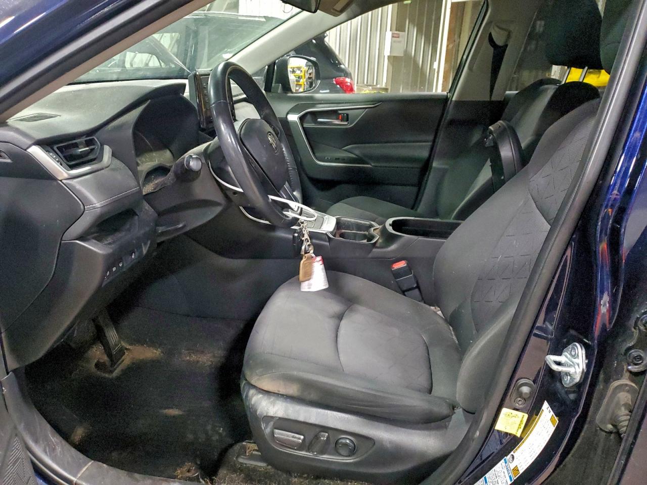 2021 TOYOTA RAV4 XLE photo 7