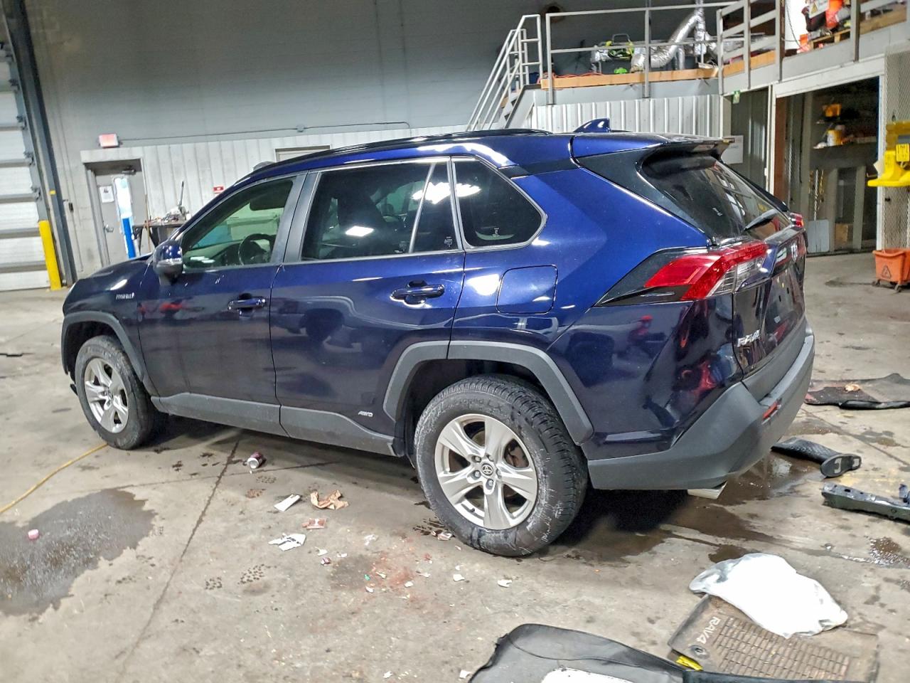 2021 TOYOTA RAV4 XLE photo 2