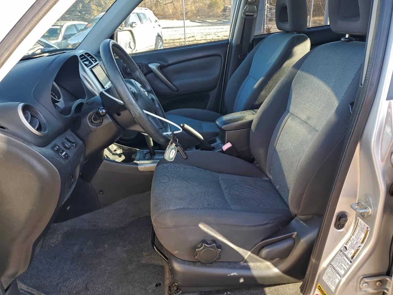 2004 TOYOTA RAV4 photo 7