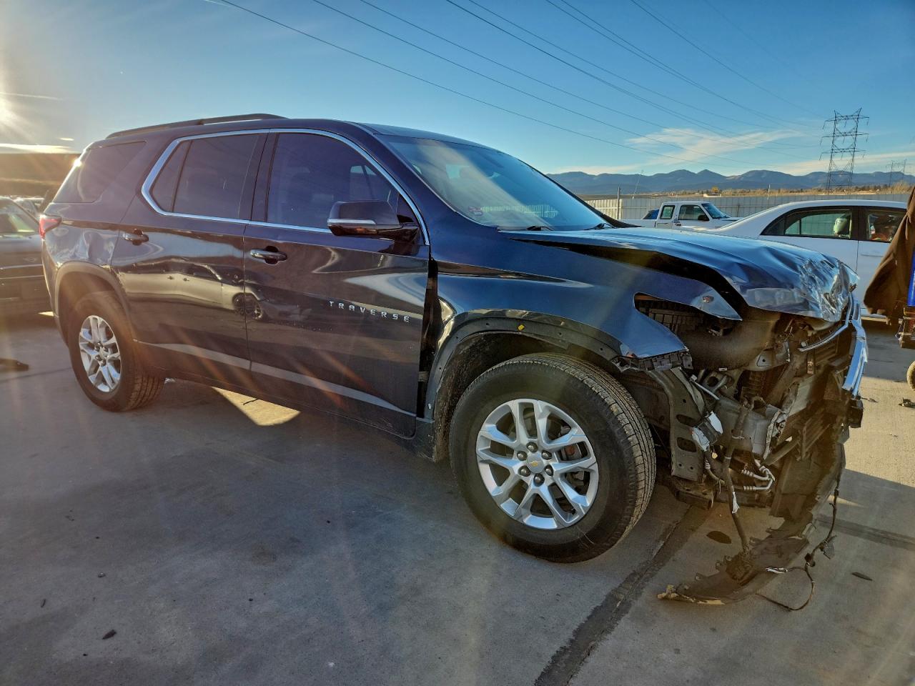 2019 CHEVROLET TRAVERSE LT photo 4