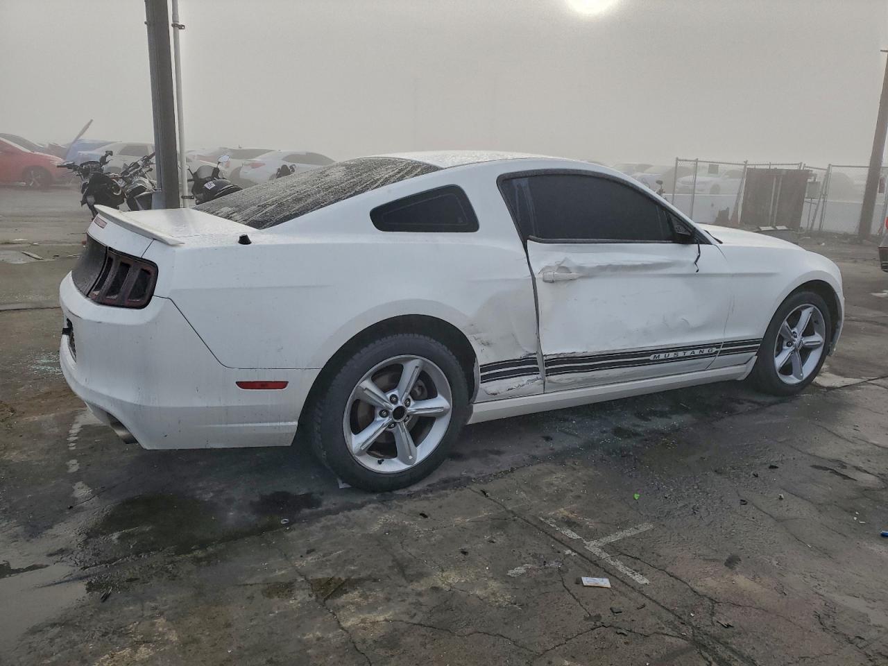 2013 FORD MUSTANG photo 3