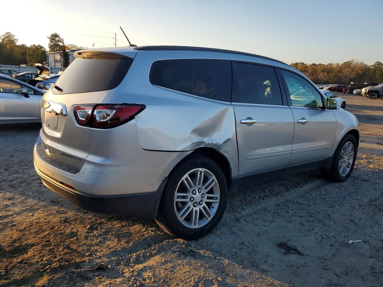 2014 CHEVROLET TRAVERSE LT photo 3