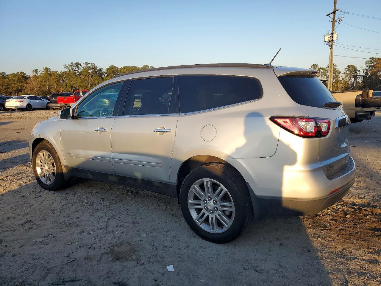 2014 CHEVROLET TRAVERSE LT photo 2