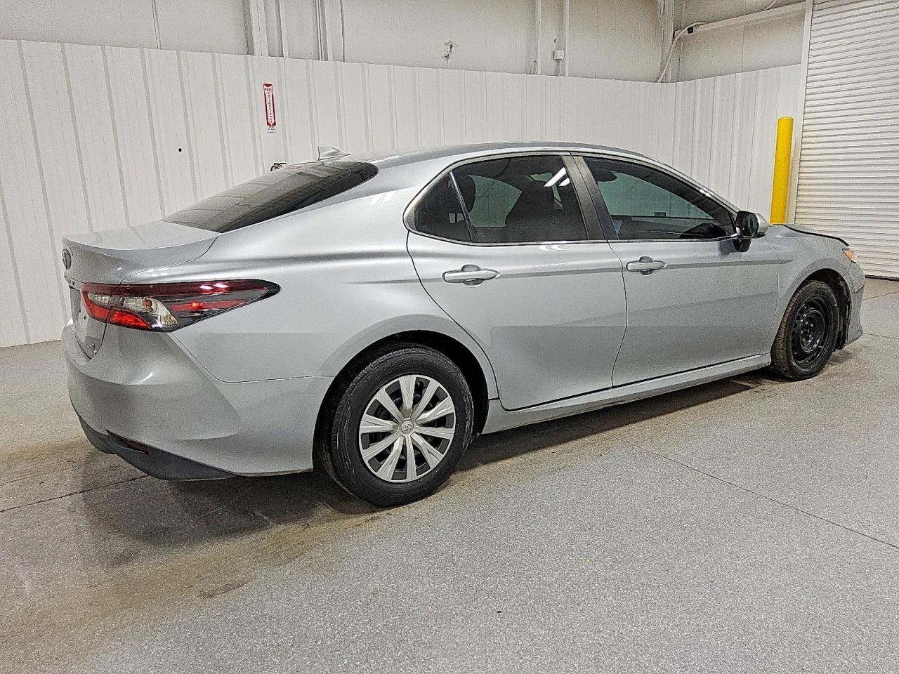 2022 TOYOTA CAMRY LE photo 3