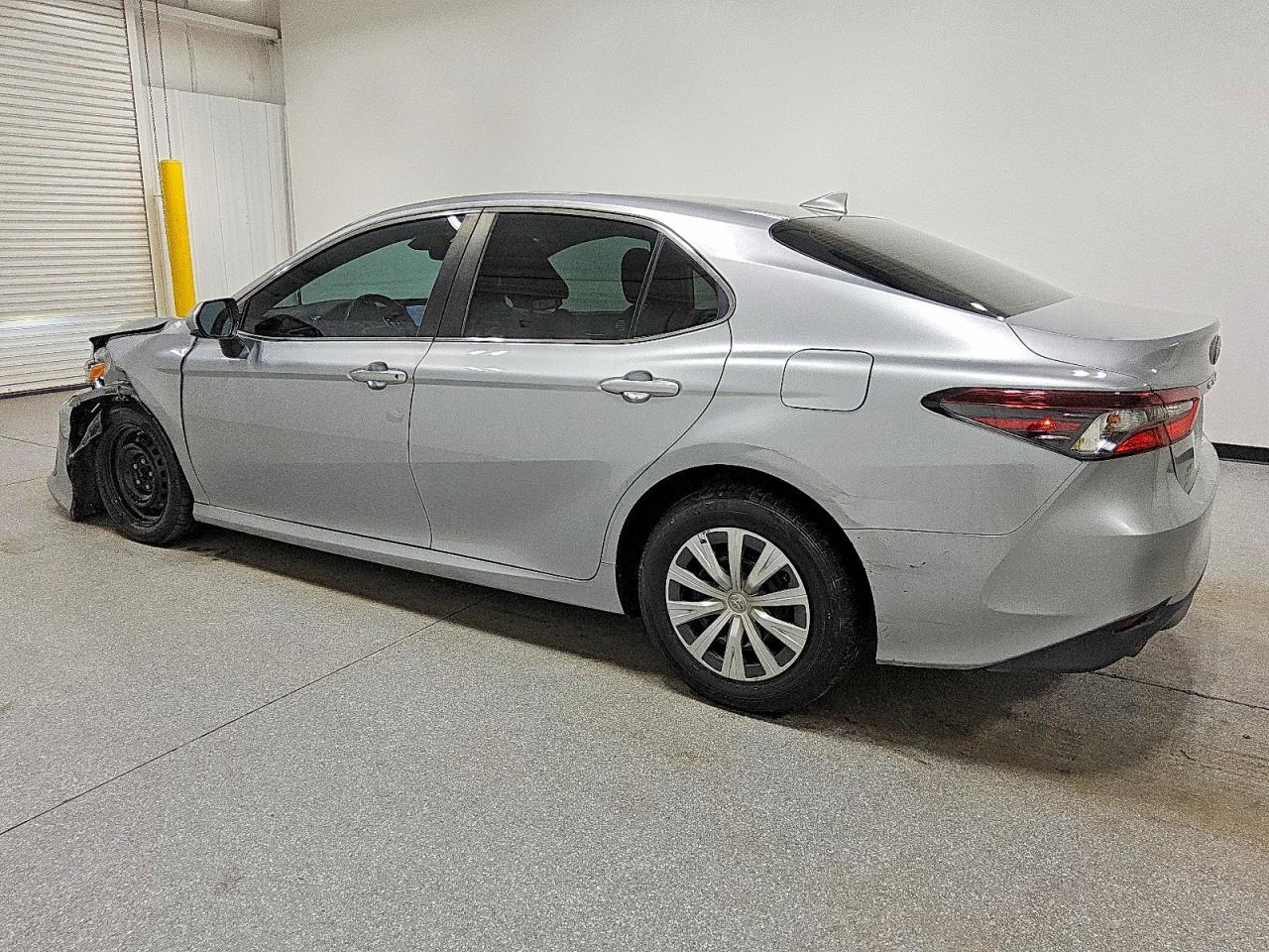 2022 TOYOTA CAMRY LE photo 2
