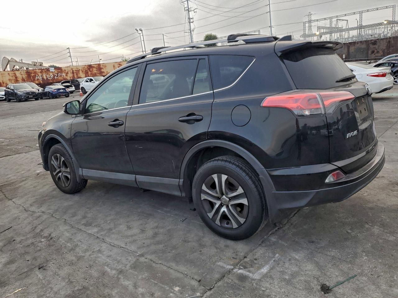 2018 TOYOTA RAV4 LE photo 2