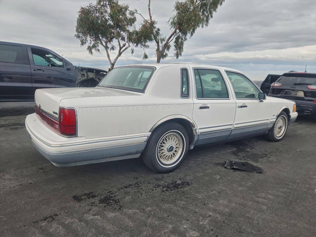 1994 LINCOLN TOWN CAR SIGNATURE photo 3