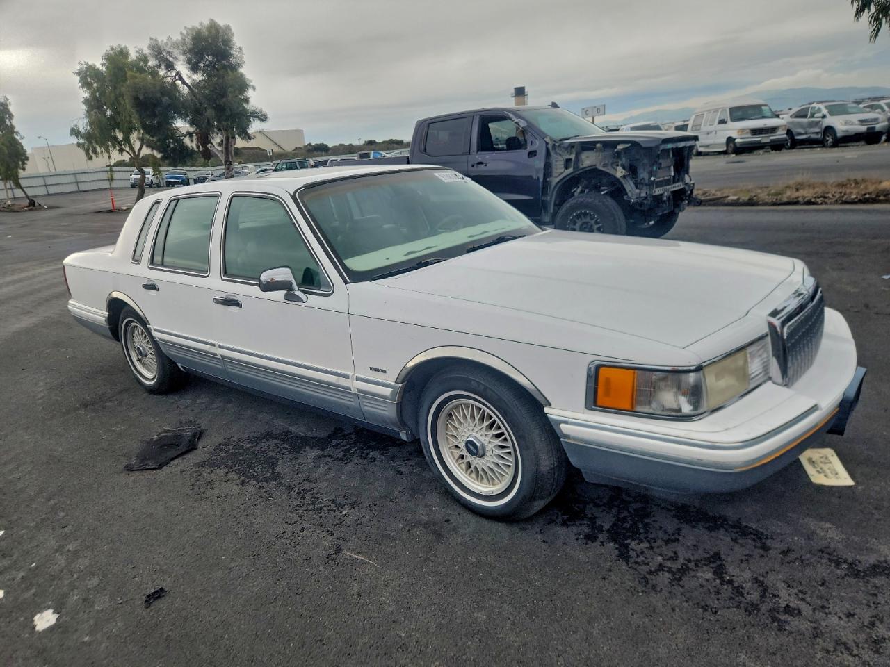 1994 LINCOLN TOWN CAR SIGNATURE photo 4