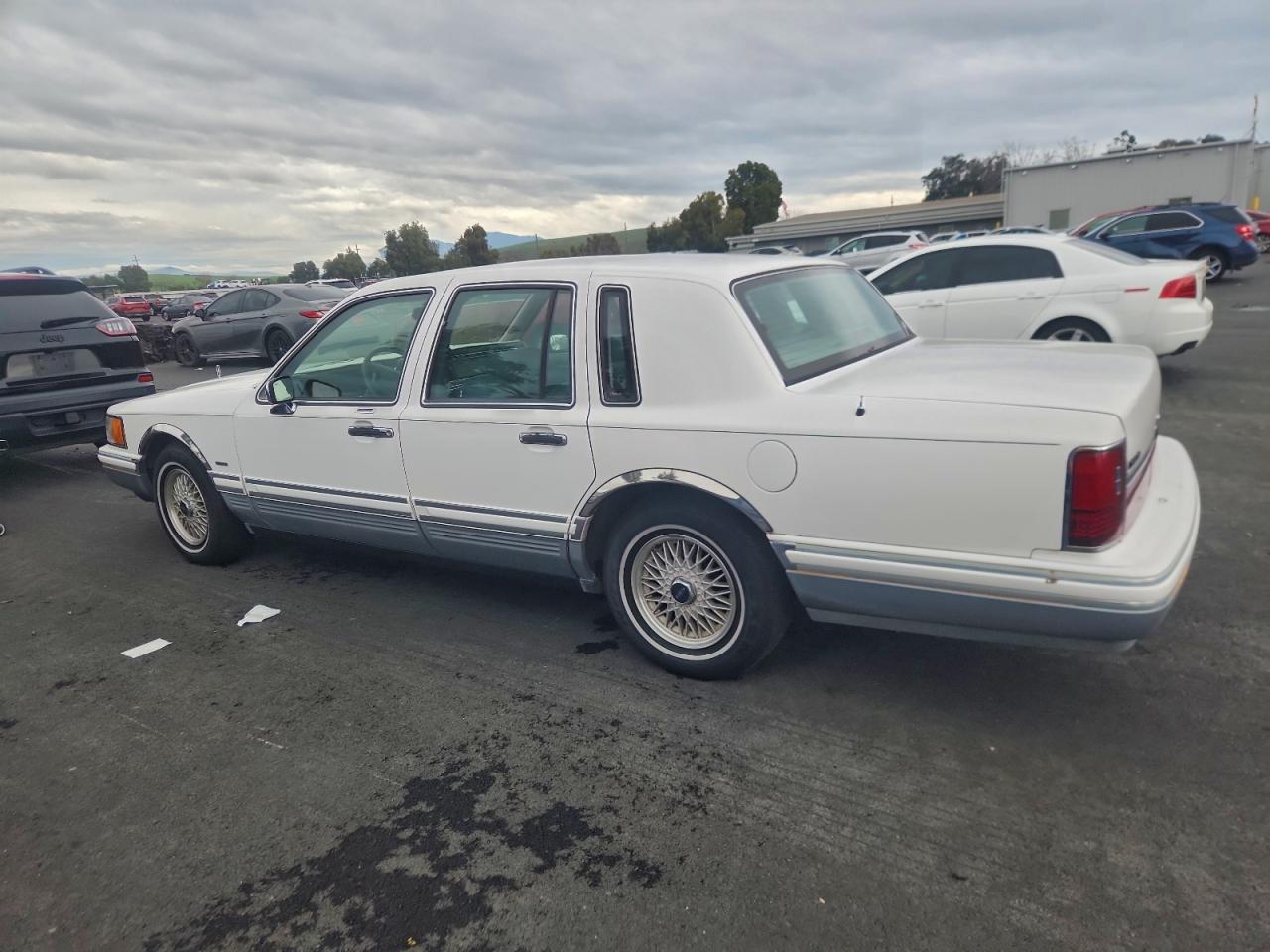 1994 LINCOLN TOWN CAR SIGNATURE photo 2