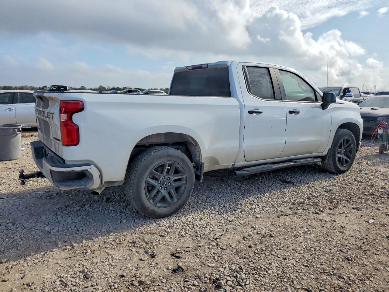 2020 CHEVROLET SILVERADO C1500 CUSTOM photo 3