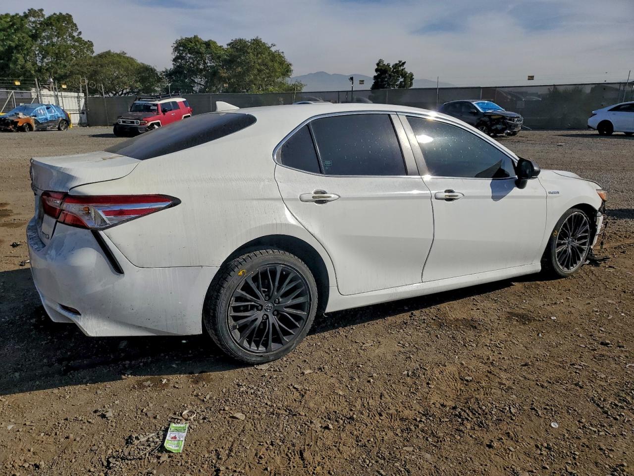 2020 TOYOTA CAMRY LE photo 3