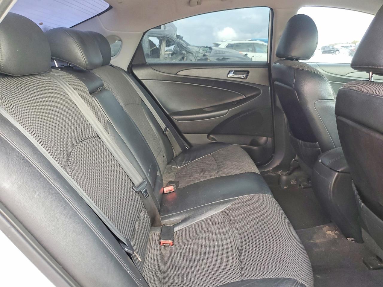 2011 HYUNDAI SONATA SE photo 19