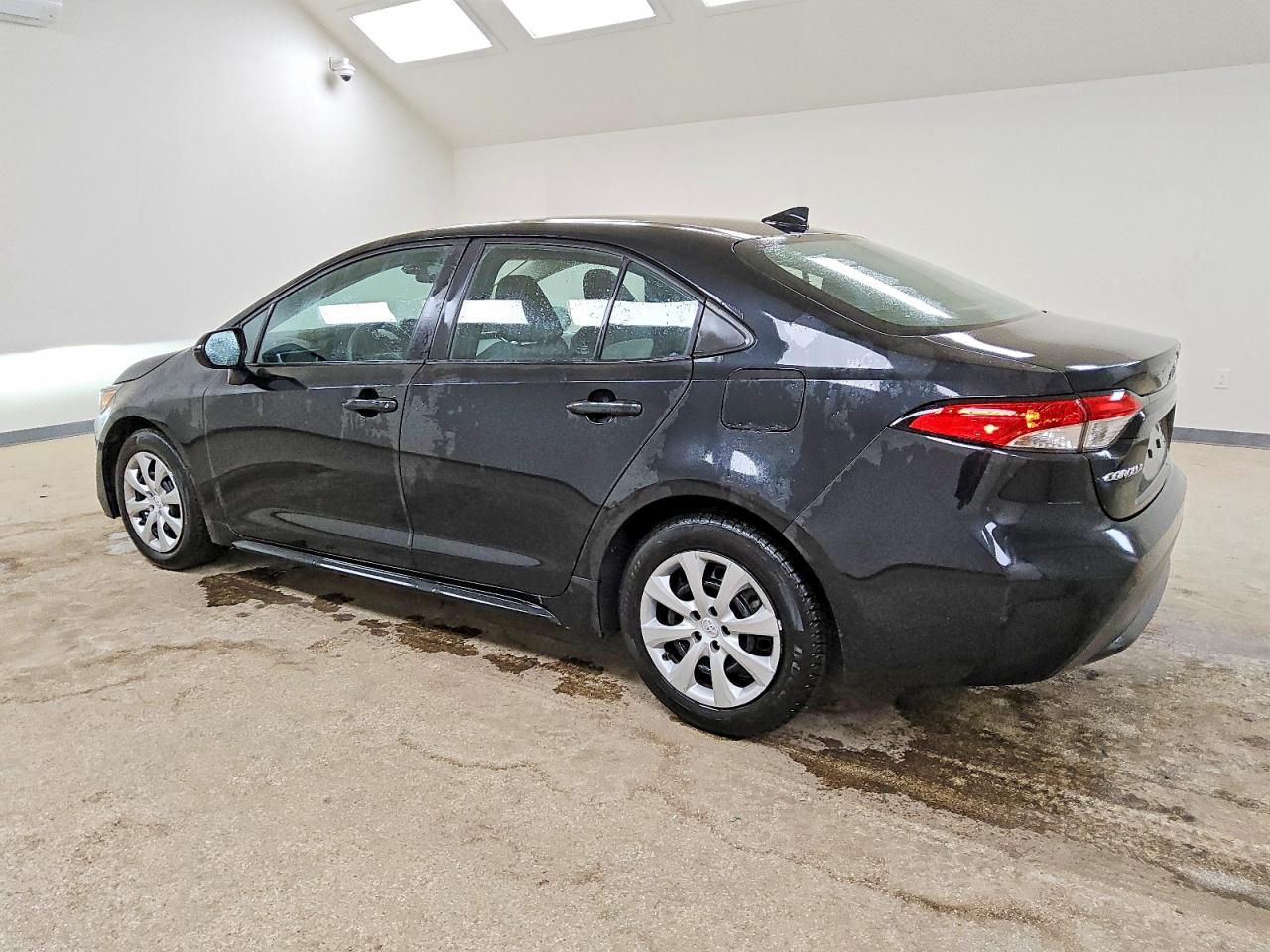 2022 TOYOTA COROLLA LE photo 2