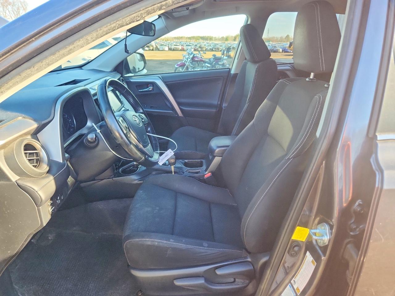 2017 TOYOTA RAV4 XLE photo 13