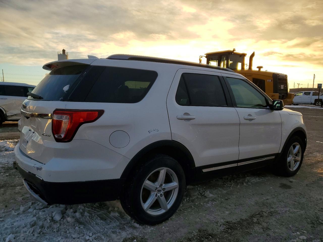 2016 FORD EXPLORER XLT photo 3