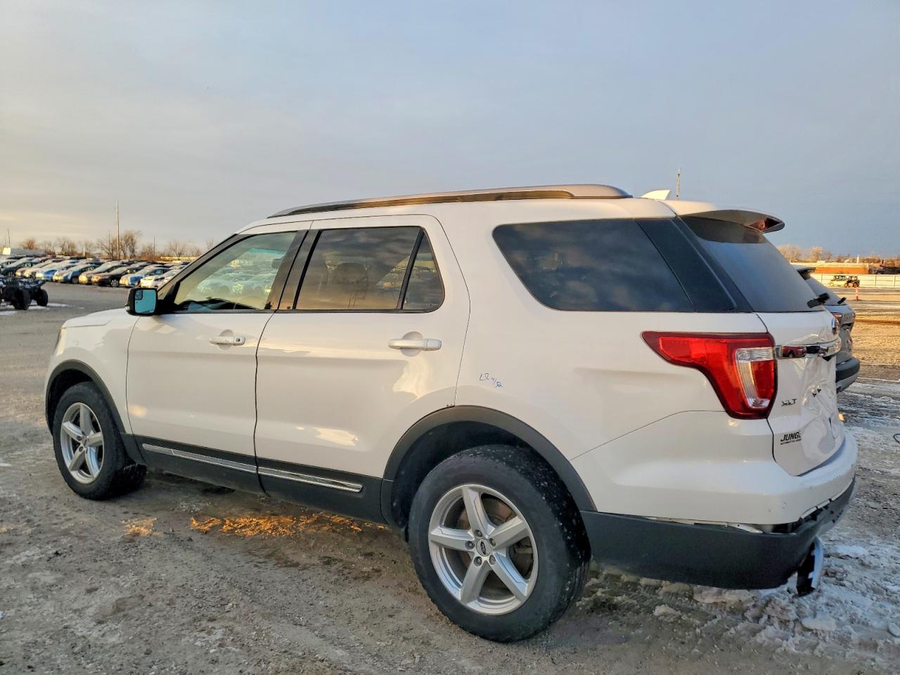 2016 FORD EXPLORER XLT photo 2