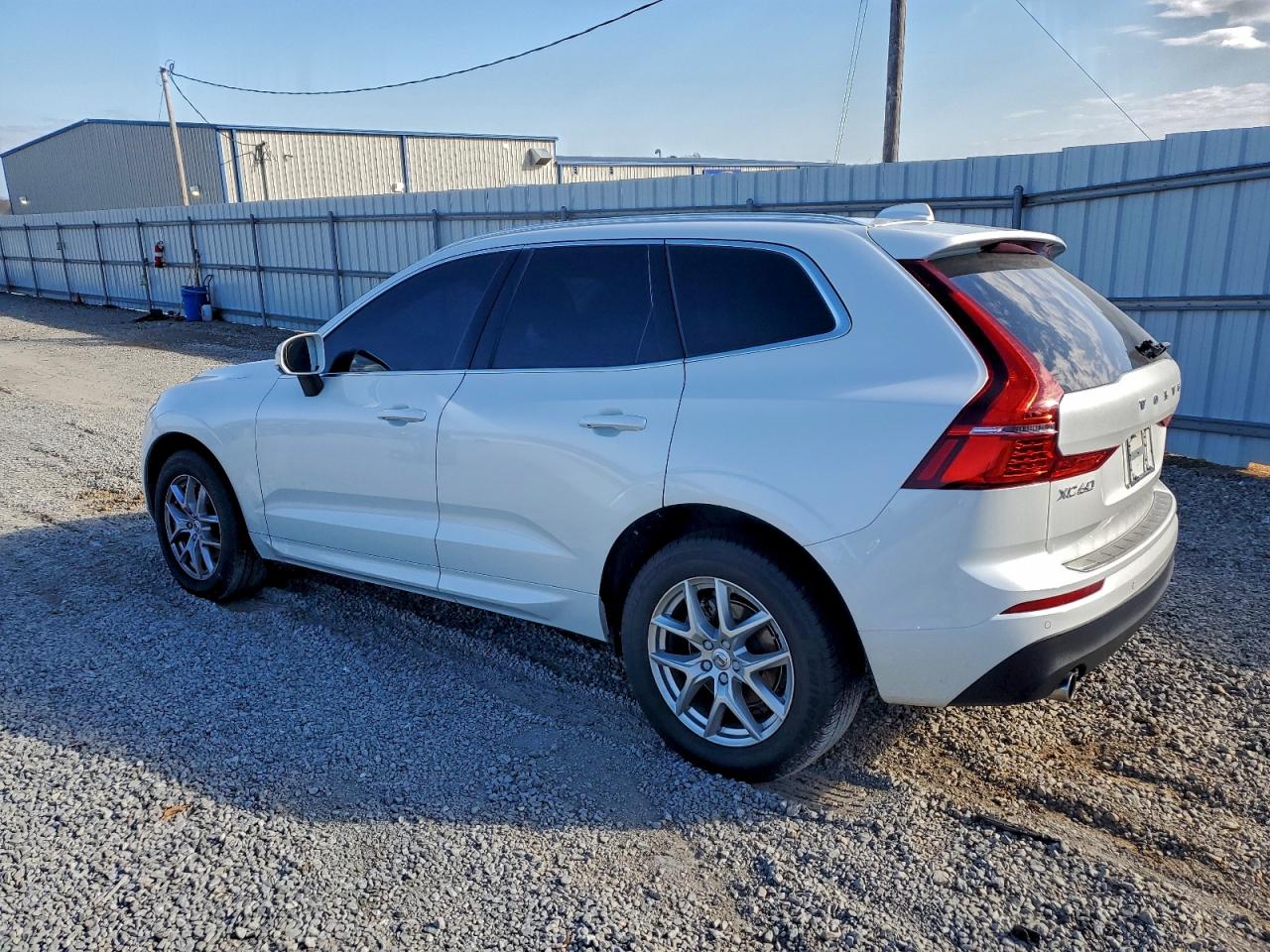 2021 VOLVO XC60 T5 MOMENTUM photo 2