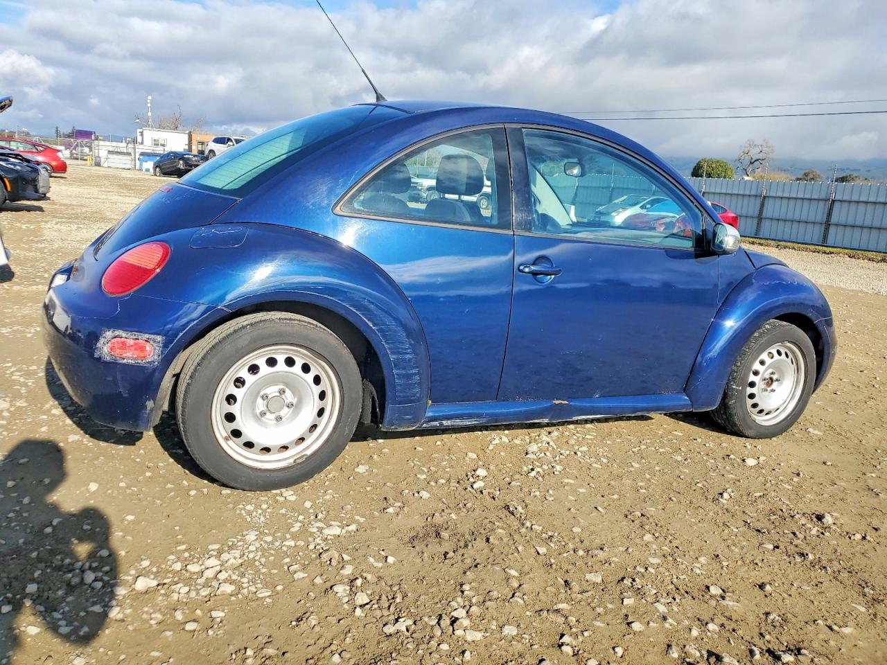 2004 VOLKSWAGEN NEW BEETLE GL photo 3