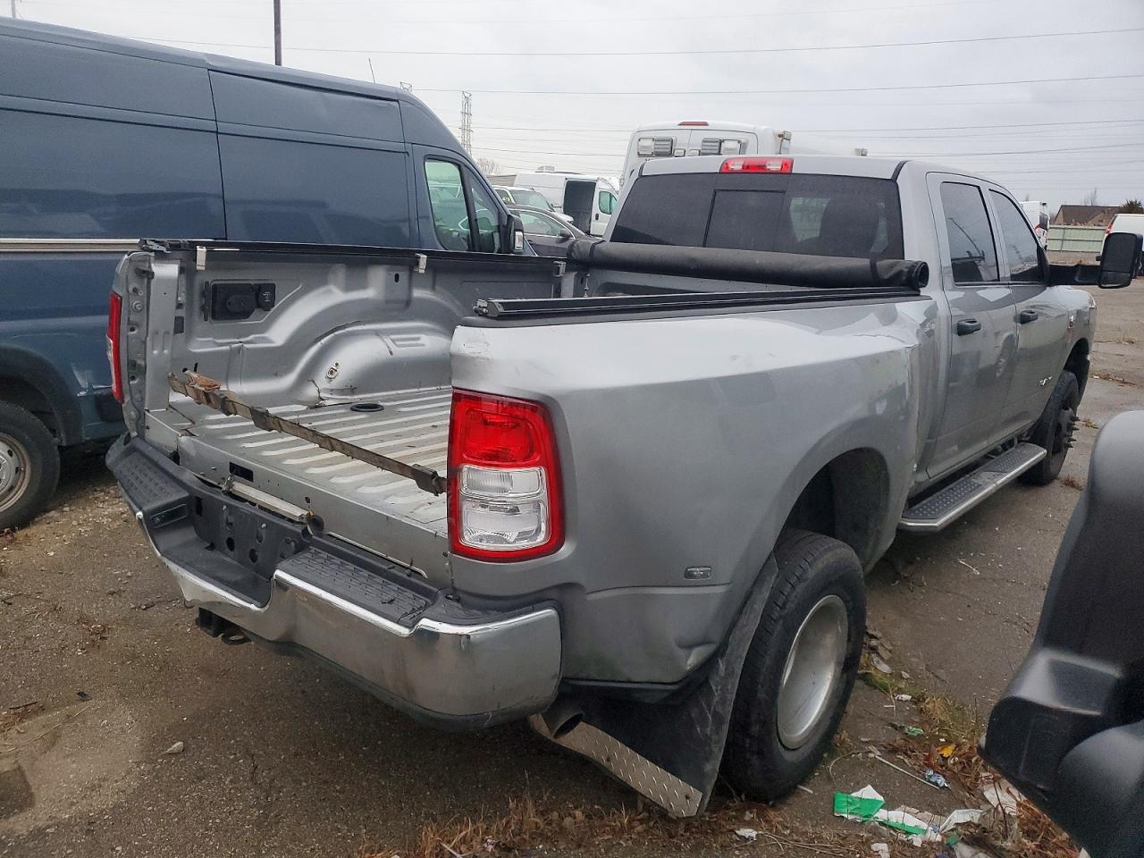 2022 RAM 3500 TRADESMAN photo 3