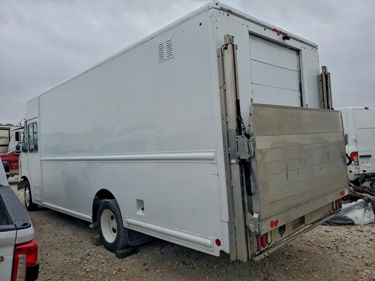 2015 FORD F59 photo 2