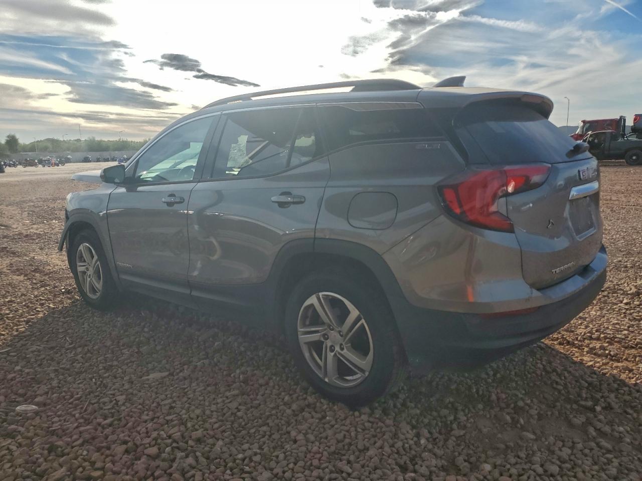 2018 GMC TERRAIN SLE photo 2