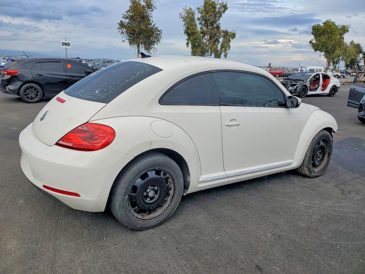 2014 VOLKSWAGEN BEETLE photo 3