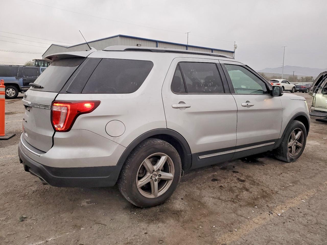 2018 FORD EXPLORER XLT photo 3