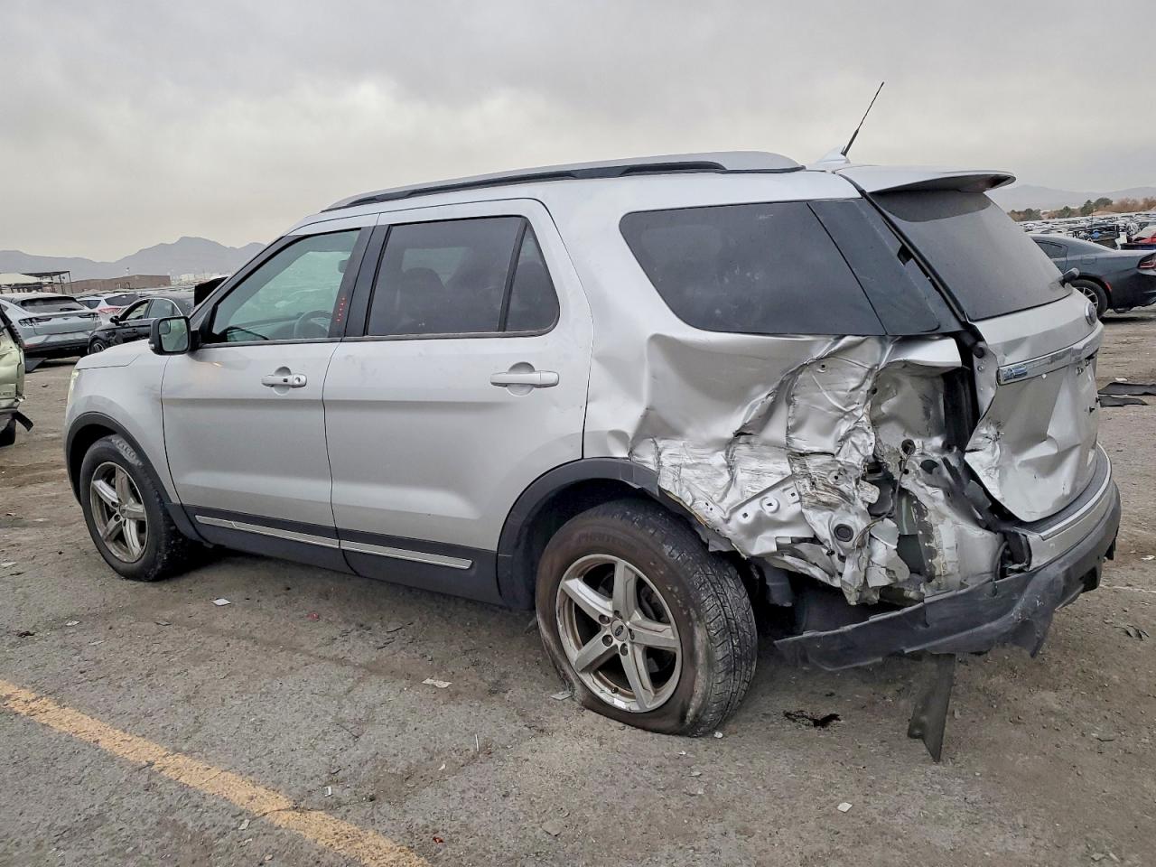 2018 FORD EXPLORER XLT photo 2