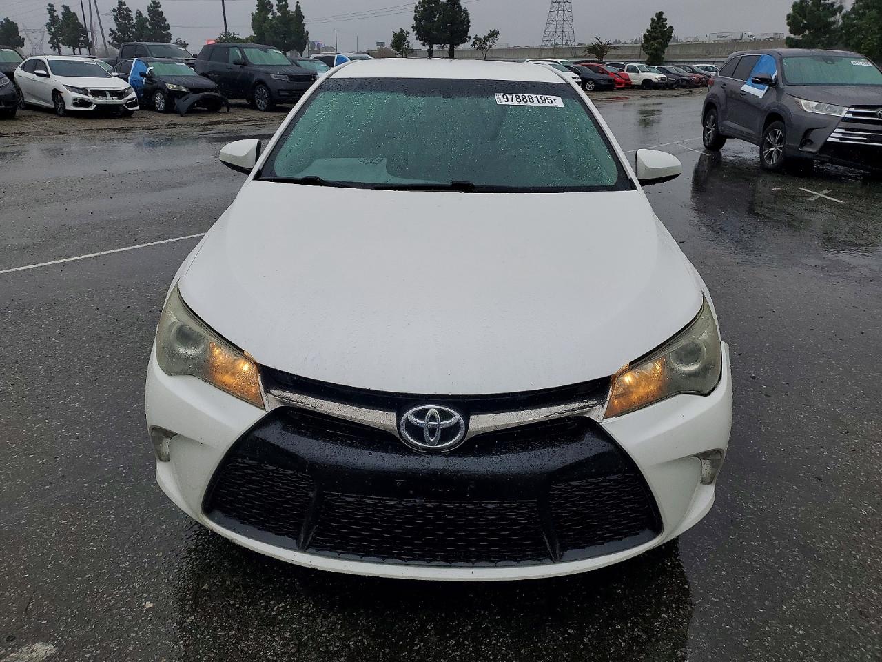 2015 TOYOTA CAMRY SE photo 5