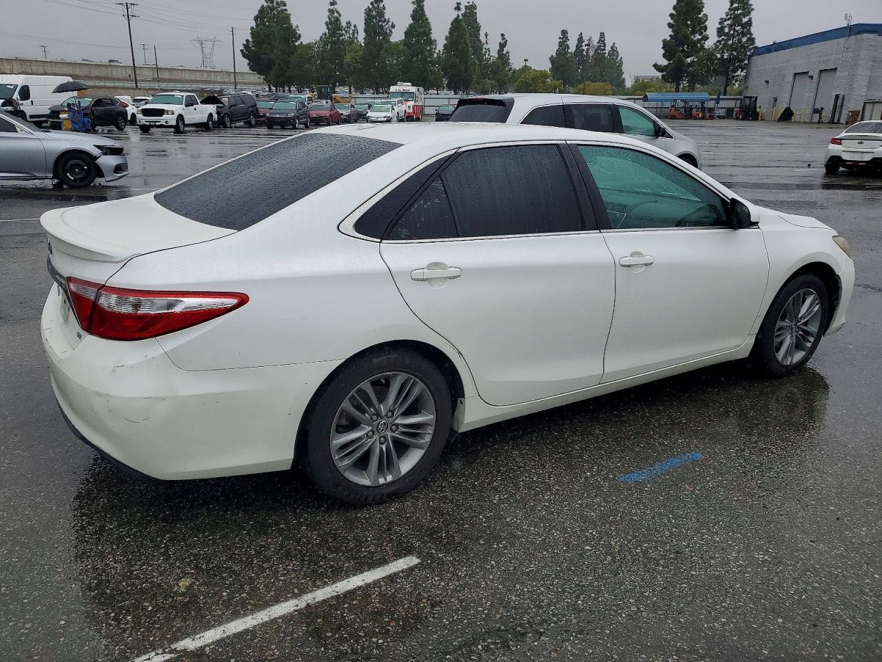 2015 TOYOTA CAMRY SE photo 3