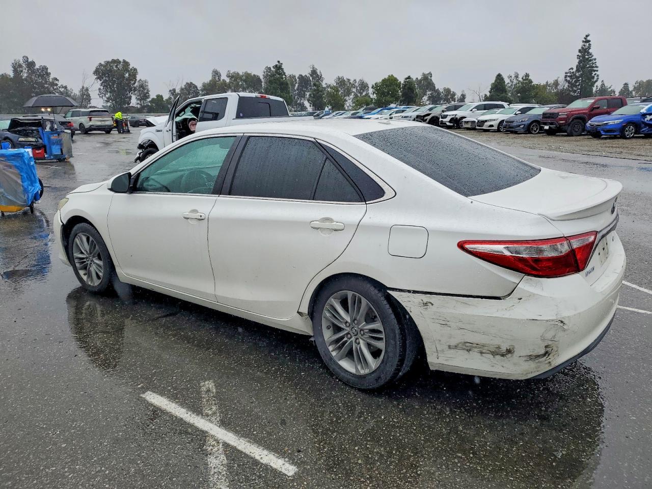 2015 TOYOTA CAMRY SE photo 2