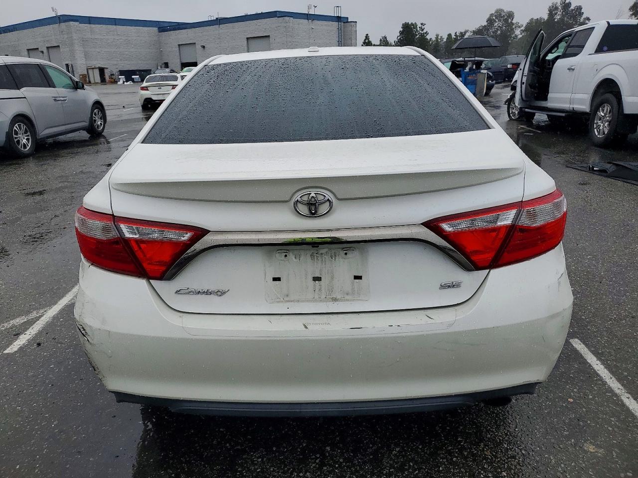 2015 TOYOTA CAMRY SE photo 6