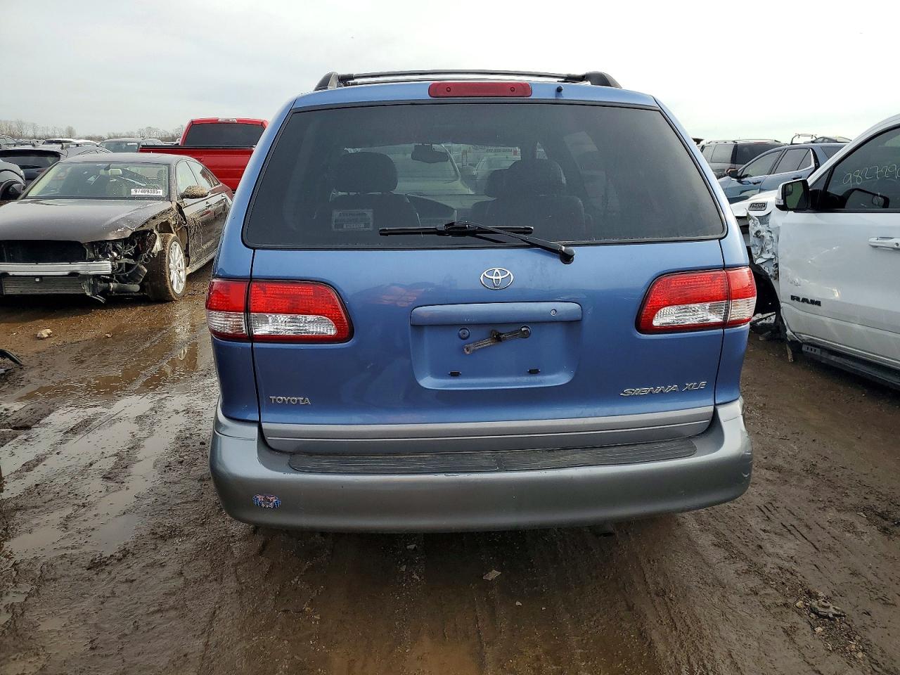 2002 TOYOTA SIENNA LE photo 6