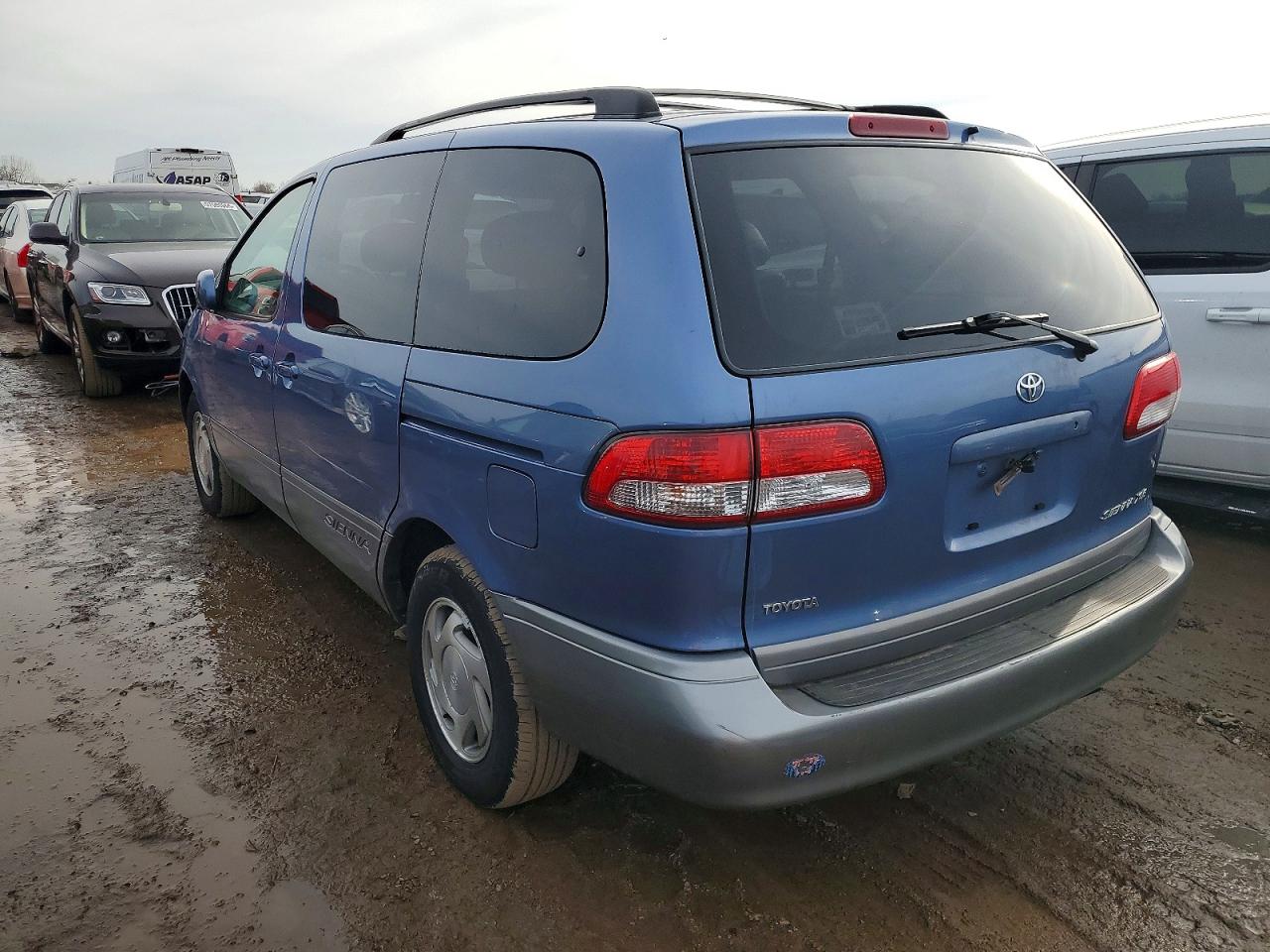 2002 TOYOTA SIENNA LE photo 2