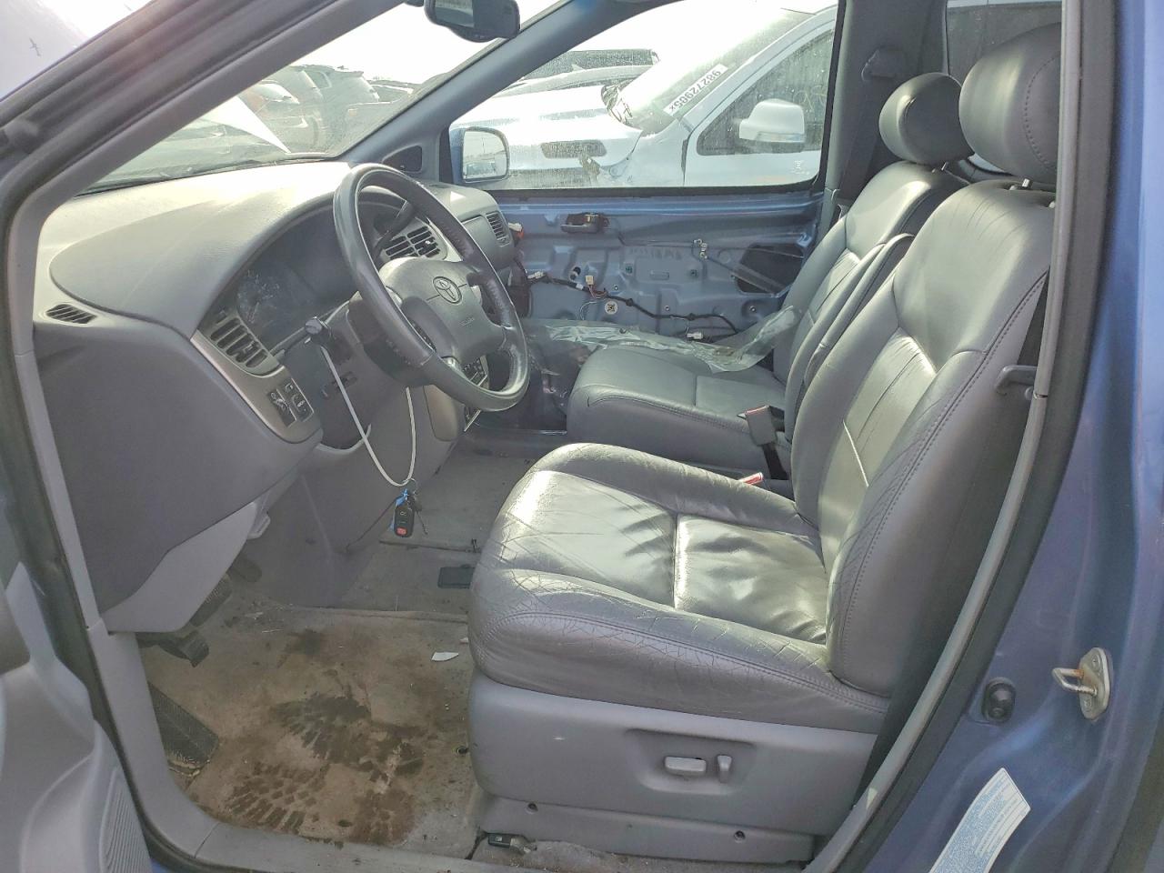 2002 TOYOTA SIENNA LE photo 7