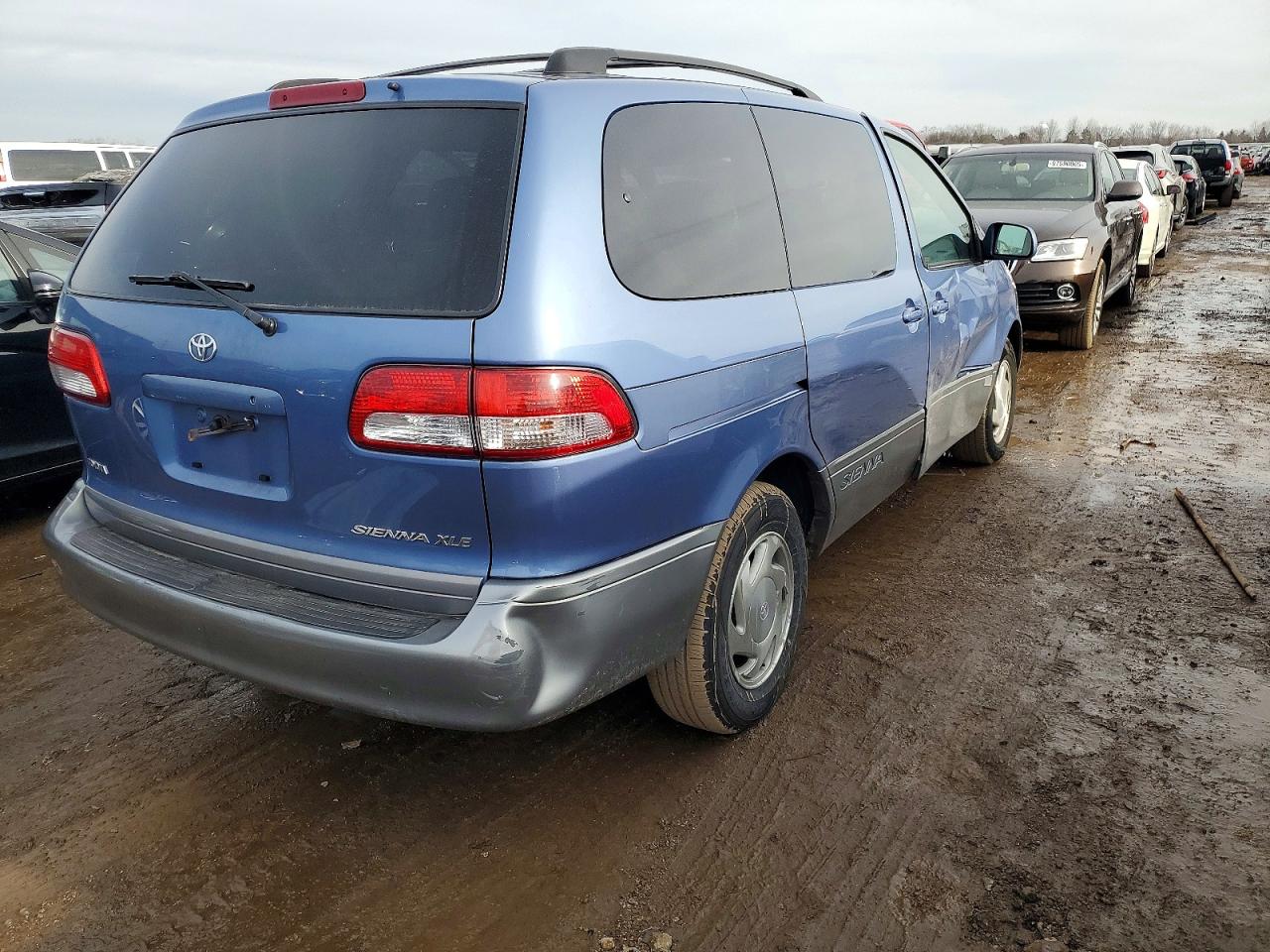 2002 TOYOTA SIENNA LE photo 3