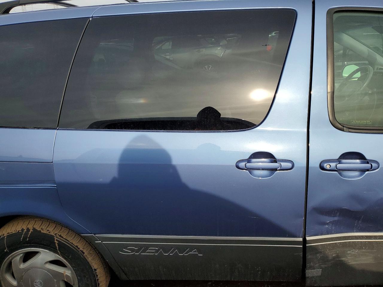 2002 TOYOTA SIENNA LE photo 11