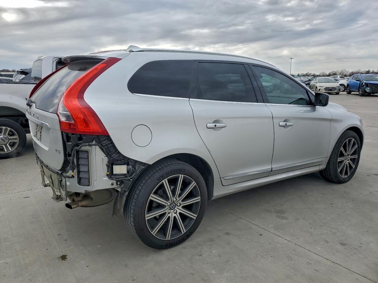 2016 VOLVO XC60 T5 PREMIER photo 3